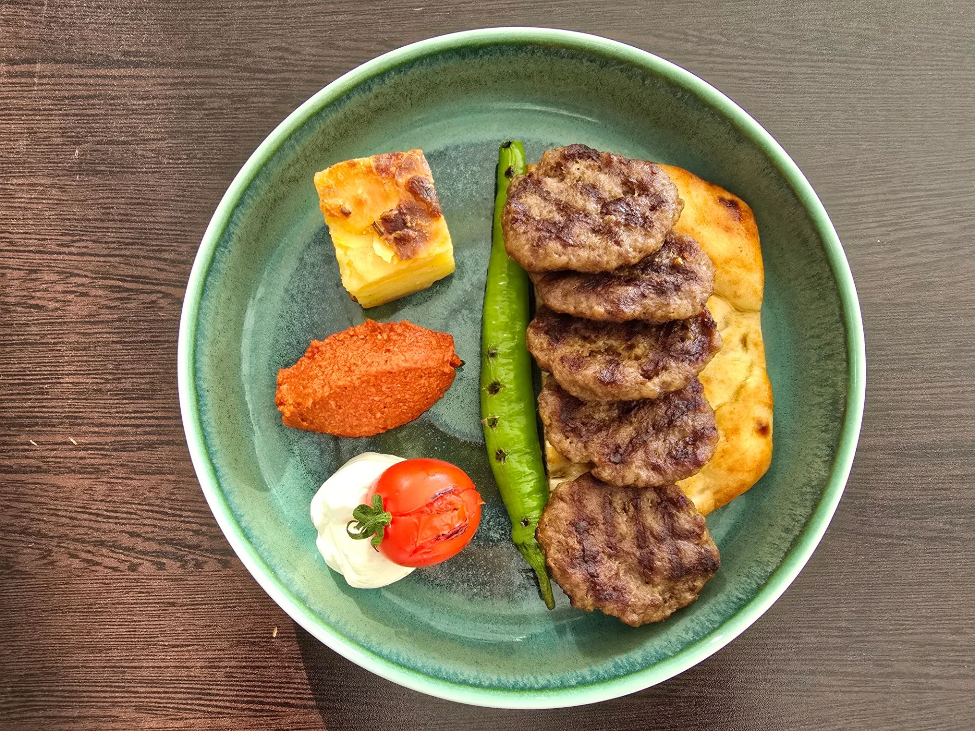 Pide Üstünde Izgara Köfte