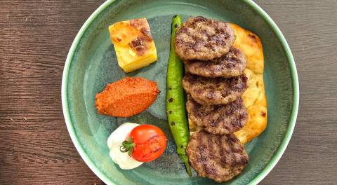 Pide Üstünde Izgara Köfte