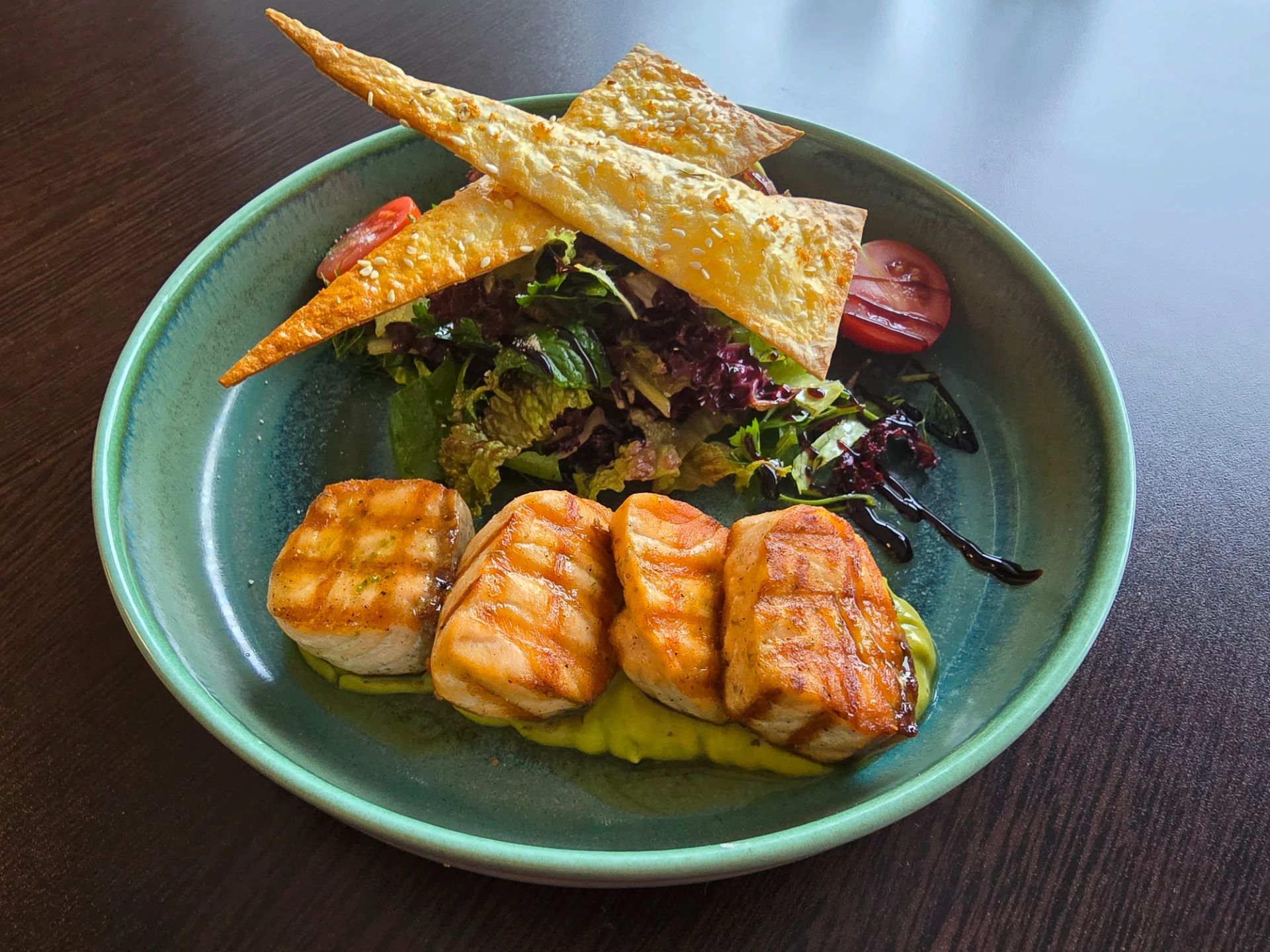 Izgara Somon Salatası