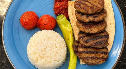 Pide Üstünde Izgara Köfte